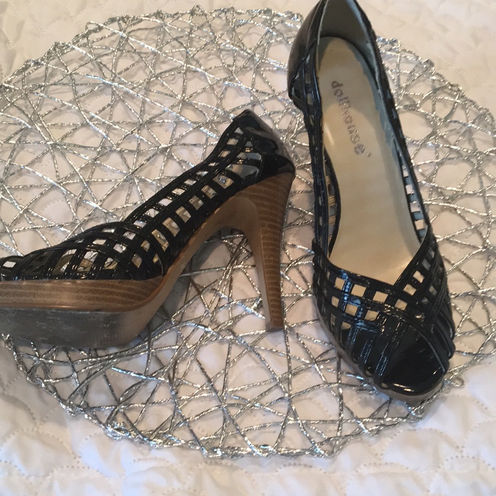 Black pumps